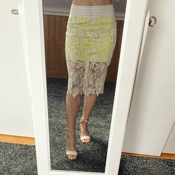 SUPER GORGEOUS WHITE LACE MIDI SKIRT- NEW WITH TAG - Picture 4 of 4